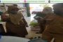 Kadistanhanpangan Kota Jambi Pimpin Pembagian Masker Gratis dari Pemkot Jambi di Kawasan Pasar 46